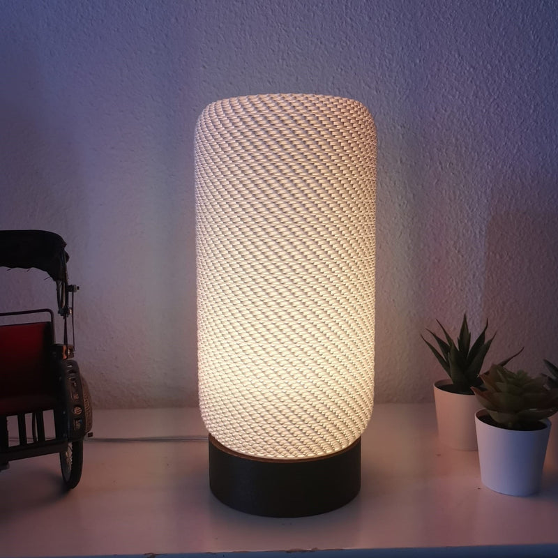 Haloform Tragbare Tischlampe – Skulpturales Licht mit dimmbarer LED & 3D-Design