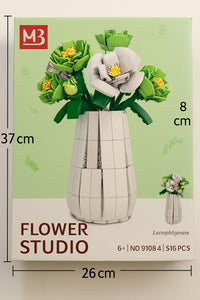 Botanischer Blumenstrauß mit Vase